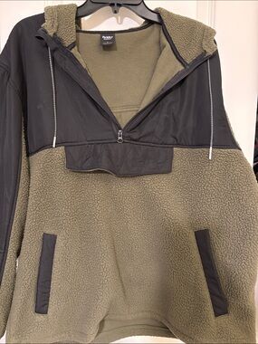Hooded Sherpa Pullover Jacket - Olive/Black
